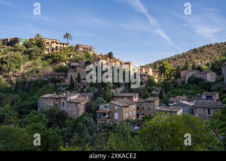 Superbe paysage urbain du petit village côtier de Deia à Majorque, Espagne. Maisons traditionnelles mitoyennes sur des collines entourées d'arbres verdoyants. Touriste de Banque D'Images