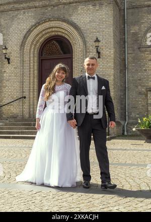 Cette journée est la première de nombreuses merveilleuses journées passées ensemble. La mariée et le marié vont à la cérémonie. Banque D'Images