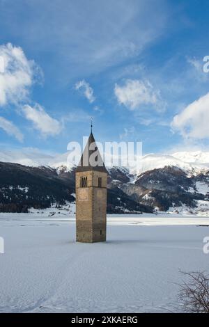 Lac Reschen gelé avec église inondée du XIVe siècle en décembre 2023. Banque D'Images