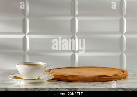 Tasse de café blanche sur table en marbre blanc avec mur carrelé blanc avec fond de lumière du soleil et espace de copie pour les produits. Image pour les objets de montage. Banque D'Images