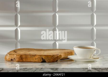 Tasse de café blanche sur table en marbre blanc avec mur carrelé blanc avec fond de lumière du soleil et espace de copie pour les produits. Image pour les objets de montage. Banque D'Images