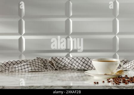 Tasse de café blanche sur table en marbre blanc avec mur carrelé blanc avec fond de lumière du soleil et espace de copie pour les produits. Image pour les objets de montage. Banque D'Images