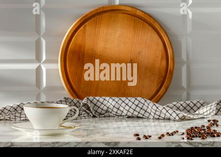 Tasse de café blanche sur table en marbre blanc avec mur carrelé blanc avec fond de lumière du soleil et espace de copie pour les produits. Image pour les objets de montage. Banque D'Images