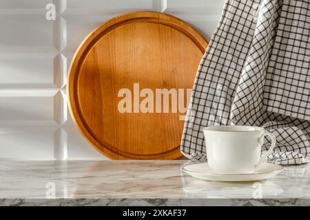 Tasse de café blanche sur table en marbre blanc avec mur carrelé blanc avec fond de lumière du soleil et espace de copie pour les produits. Image pour les objets de montage. Banque D'Images