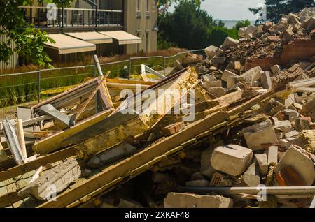 Ruines d'une vieille maison qui s'est effondrée en raison de la détérioration. Photo de haute qualité Banque D'Images