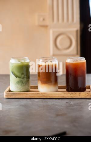 Sélection de café glacé et de matcha sur une table de café. Concept minimaliste. Banque D'Images