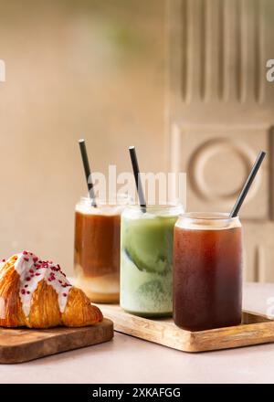 Sélection de café glacé et de matcha sur une table de café. Concept minimaliste. Banque D'Images