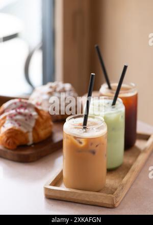 Sélection de café glacé et de matcha sur une table de café. Concept minimaliste. Banque D'Images