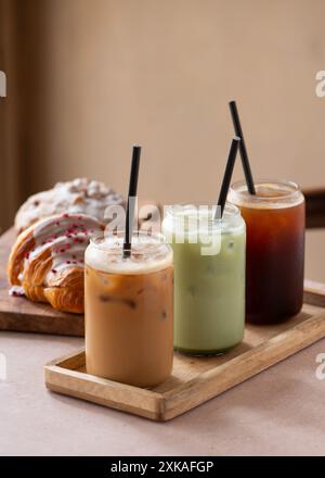 Sélection de café glacé et de matcha sur une table de café. Concept minimaliste. Banque D'Images