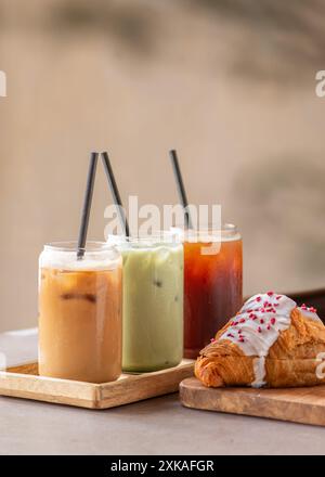 Sélection de café glacé et de matcha sur une table de café. Concept minimaliste. Banque D'Images
