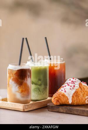 Sélection de café glacé et de matcha sur une table de café. Concept minimaliste. Banque D'Images