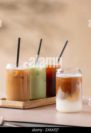 Sélection de café glacé et de matcha sur une table de café. Concept minimaliste. Banque D'Images