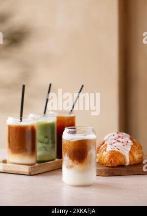 Sélection de café glacé et de matcha sur une table de café. Concept minimaliste. Banque D'Images