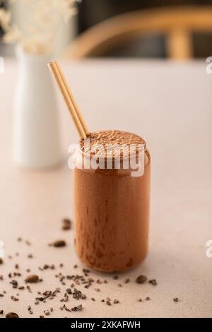 Smoothie au chocolat sur une table de café. Smoothie végétalien, boisson saine. Banque D'Images