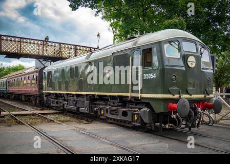 Locomotive diesel restaurée vintage D5054 Phil Southern à Ramsbottom sur le chemin de fer historique East Lancashire. Banque D'Images