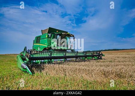 Récolte près du village de Biskoupky, région de Moravie du Sud, photographiée le 22 juillet 2024. Sur la photo, on voit la moissonneuse-batteuse John Deere T670i. (CTK photo/Patrik Uhlir) Banque D'Images