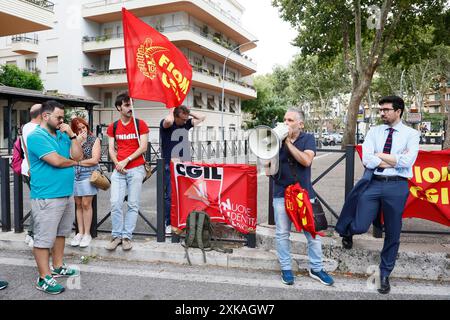 Roma, Italie. 22 juillet 2024. Presidio dei lavoratori del ministero della Giustizia per protestare contro il cambio di appalto per la gestione degli atti processuali Roma, Italia - Lunedì 22 luglio 2024 - Cronaca - (foto di Cecilia Fabiano/LaPresse) manifestation de travailleurs du ministère de la Justice pour protester contre le changement de contrat pour la gestion des actes de procédure Rome, Italie - jeudi, lundi 22 juillet 2024 - Actualités - (photo de Cecilia Fabiano/LaPresse) crédit : LaPresse/Alamy Live News Banque D'Images