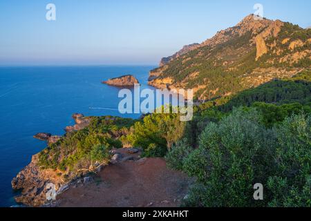 Belle vue sur la côte à Port de Soller au coucher du soleil, port de plaisance idyllique sur l'île de Majorque, Espagne, mer Méditerranée Banque D'Images