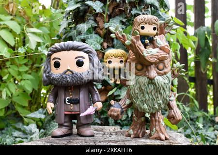 Funko Pop figurines de Hagrid de Harry Potter et Treebeard avec Merry et Pippin du Seigneur des anneaux. Fabuleuse forêt verte, feuilles de lierre Banque D'Images