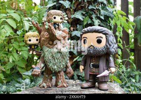 Funko Pop figurines de Barbe des arbres avec Merry et Pippin du Seigneur des anneaux et Hagrid de Harry Potter. Fabuleuse forêt verte, feuilles de lierre Banque D'Images