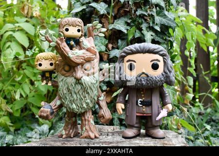 Funko Pop figurines de Barbe des arbres avec Merry et Pippin du Seigneur des anneaux et Hagrid de Harry Potter. Fabuleuse forêt verte, feuilles de lierre Banque D'Images