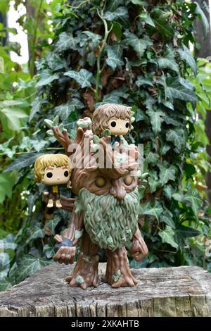 Funko Pop figurine de Barbe des arbres avec Merry et Pippin du film fantastique le Seigneur des anneaux. Fabuleuse forêt verte, feuilles de lierre, grand arbre. Banque D'Images