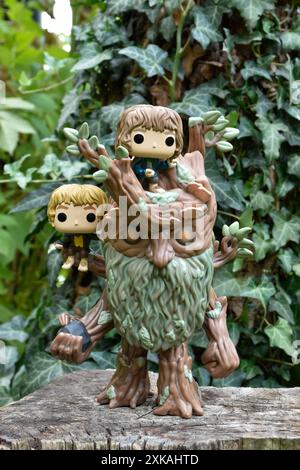 Funko Pop figurine de Barbe des arbres avec Merry et Pippin du film fantastique le Seigneur des anneaux. Fabuleuse forêt verte, feuilles de lierre, grand arbre. Banque D'Images