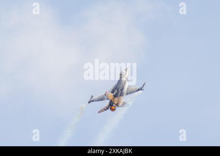 Fairford, Royaume-Uni. 21 JUILLET 2024. SoloTürk/Solo Türk, l'équipe de démonstration acrobatique monoaérienne de l'armée de l'air turque se produit comme des milliers de personnes sur le Royal International Air Tattoo (RIAT), l'un des plus grands salons aériens au monde avec plus de 200 avions sur le site de la RAF Fairford de l'USAF avec de multiples démonstrations de vol. Crédit Milo Chandler/Alamy Live News Banque D'Images