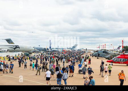 Fairford, Royaume-Uni. 21 JUILLET 2024. Alors que des milliers de personnes décédaient sur le Royal International Air Tattoo (RIAT), l'un des plus grands salons aériens au monde avec plus de 200 avions sur le site de l'USAF RAF Fairford avec de multiples expositions volantes. Crédit Milo Chandler/Alamy Live News Banque D'Images