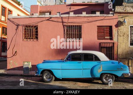 Voitures anciennes vintage, généralement utilisées comme taxis, à la Havane (année 2019) Banque D'Images