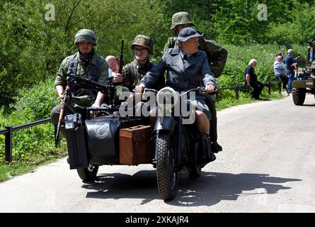 Les reconstituteurs habillés en soldats nazis allemands sur une moto militaire lors du week-end de reconstitution de la seconde Guerre mondiale à Ironbridge, Shropshire, Grande-Bretagne, Royaume-Uni Banque D'Images