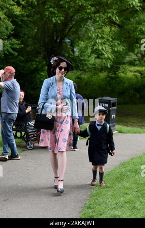 Femme et enfant habillés en costume d'époque des années 1940 lors du week-end de reconstitution de la seconde Guerre mondiale à Ironbridge, Shropshire, Grande-Bretagne, Royaume-Uni Banque D'Images