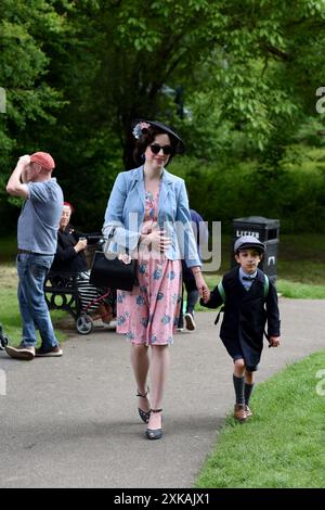 Femme et enfant habillés en costume d'époque des années 1940 lors du week-end de reconstitution de la seconde Guerre mondiale à Ironbridge, Shropshire, Grande-Bretagne, Royaume-Uni Banque D'Images
