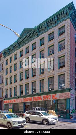 Quartier chinois de New York : le Latimer Building, 72 Walker Street, un loft commercial construit en 1862, fait partie du quartier historique Tribeca East de New York. Banque D'Images