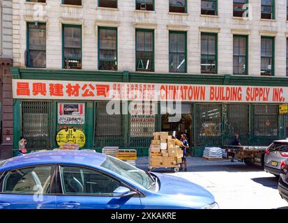 Quartier chinois de New York : le Latimer Building, 72 Walker Street, un loft commercial construit en 1862, fait partie du quartier historique Tribeca East de New York. Banque D'Images