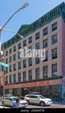 Quartier chinois de New York : le Latimer Building, 72 Walker Street, un loft commercial construit en 1862, fait partie du quartier historique Tribeca East de New York. Banque D'Images