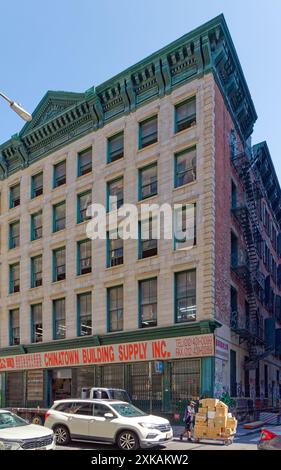 Quartier chinois de New York : le Latimer Building, 72 Walker Street, un loft commercial construit en 1862, fait partie du quartier historique Tribeca East de New York. Banque D'Images