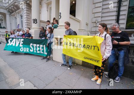 Londres, Royaume-Uni. 22 juillet 2024 manifestation devant le siège de TATA Steel à Londres par des groupes climatiques en soutien aux métallurgistes. TATA Steel prévoit de fermer ses hauts fourneaux à l’aciérie de Port Talbot, ce qui entraînerait des pertes massives d’emplois. Credit : Amer Ghazzal/Alamy Live News Banque D'Images