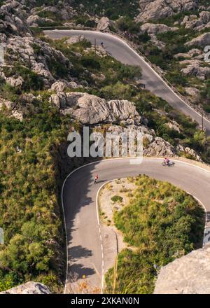 La célèbre route de sa Calobra à Majorque, en Espagne, un endroit favori pour tous les cyclistes. Cyclistes solitaires Banque D'Images