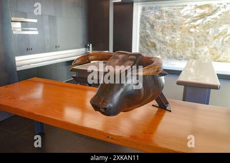 Roses, Espagne - 20 juillet 2024 : sculpture de tête de taureau dans la cuisine du restaurant El Bulli 1846, Cala Montjoi, Costa Brava Banque D'Images