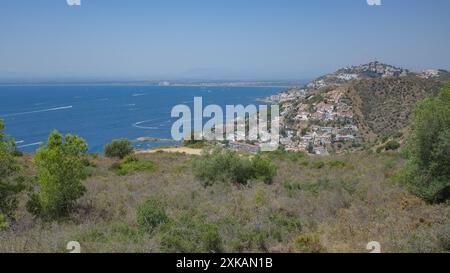 Roses, Espagne - 20 juillet 2024 : vue sur le golfe de Roses, Costa Brava, Catalogne Banque D'Images