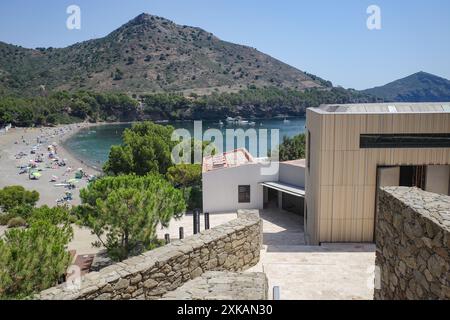 Roses, Espagne - 20 juillet 2024 : vue sur Cala Montjoi depuis les terrasses du restaurant El Bulli, Costa Brava Banque D'Images