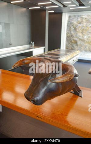 Roses, Espagne - 20 juillet 2024 : sculpture de tête de taureau dans la cuisine du restaurant El Bulli 1846, Cala Montjoi, Costa Brava Banque D'Images