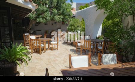 Roses, Espagne - 20 juillet 2024 : tables sur la terrasse du restaurant El Bulli, Cala Montjoi, Costa Brava Banque D'Images