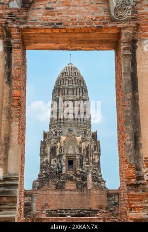 Entrée au temple antique de Wat Ratchaburana avec prang dans le parc historique d'Ayutthaya, Thaïlande, Asie. Architecture bouddhiste historique sur archaelogical Banque D'Images