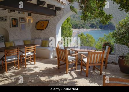Roses, Espagne - 20 juillet 2024 : tables sur la terrasse du restaurant El Bulli, Cala Montjoi, Costa Brava Banque D'Images