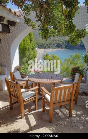 Roses, Espagne - 20 juillet 2024 : tables sur la terrasse du restaurant El Bulli, Cala Montjoi, Costa Brava Banque D'Images