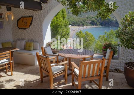 Roses, Espagne - 20 juillet 2024 : tables sur la terrasse du restaurant El Bulli, Cala Montjoi, Costa Brava Banque D'Images