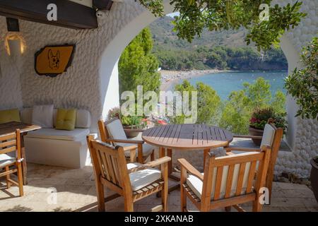 Roses, Espagne - 20 juillet 2024 : tables sur la terrasse du restaurant El Bulli, Cala Montjoi, Costa Brava Banque D'Images