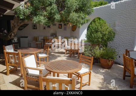 Roses, Espagne - 20 juillet 2024 : tables sur la terrasse du restaurant El Bulli, Cala Montjoi, Costa Brava Banque D'Images